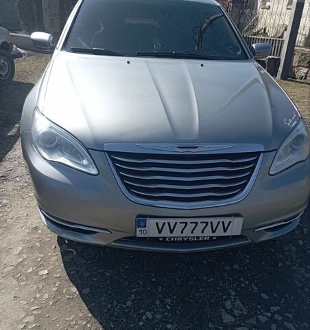 Серый Крайслер 200, объемом двигателя 2.4 л и пробегом 140 тыс. км за 6400 $, фото 1 на Automoto.ua