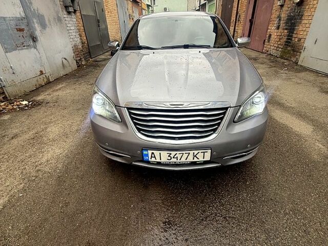 Сірий Крайслер 200, об'ємом двигуна 3.6 л та пробігом 176 тис. км за 8000 $, фото 1 на Automoto.ua