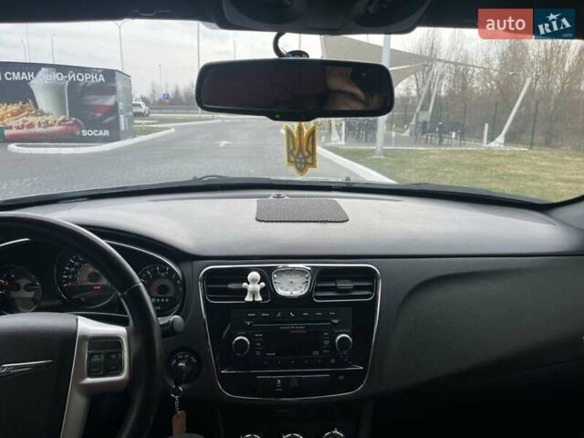 Серый Крайслер 200, объемом двигателя 2.4 л и пробегом 192 тыс. км за 7800 $, фото 1 на Automoto.ua