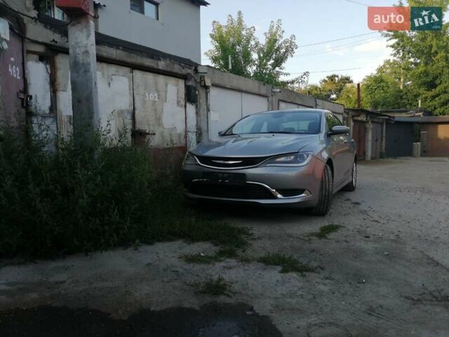 Серый Крайслер 200, объемом двигателя 2.4 л и пробегом 140 тыс. км за 12000 $, фото 1 на Automoto.ua