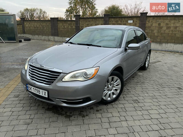 Крайслер 200 2014 в Дубно на Automoto.ua Серый Крайслер 200, объемом двигателя 2.36 л и пробегом 78 тыс. км за 8900 $, фото 1 на Automoto.ua