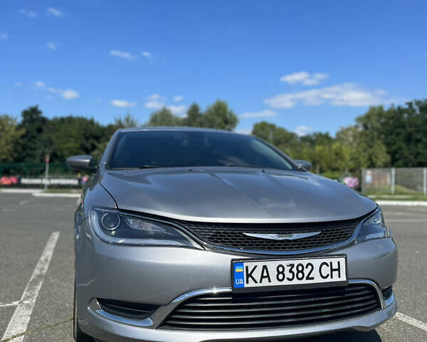 Серый Крайслер 200, объемом двигателя 2.36 л и пробегом 242 тыс. км за 10500 $, фото 1 на Automoto.ua