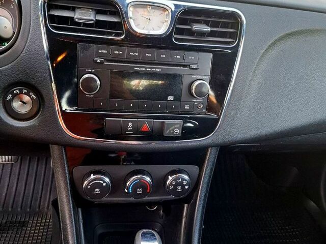 Серый Крайслер 200, объемом двигателя 2.4 л и пробегом 138 тыс. км за 9950 $, фото 1 на Automoto.ua