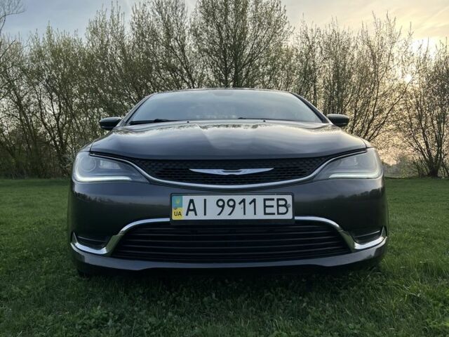 Серый Крайслер 200, объемом двигателя 2.4 л и пробегом 130 тыс. км за 9300 $, фото 1 на Automoto.ua