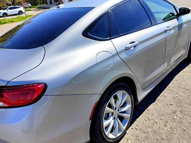 Серый Крайслер 200, объемом двигателя 2.4 л и пробегом 181 тыс. км за 9800 $, фото 1 на Automoto.ua