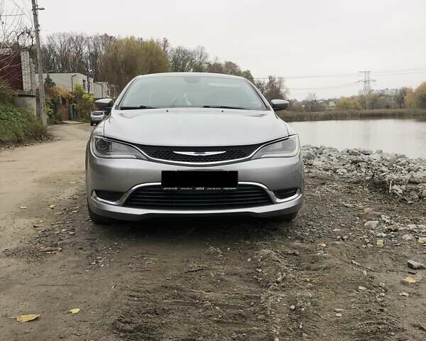 Сірий Крайслер 200, об'ємом двигуна 2.36 л та пробігом 261 тис. км за 8600 $, фото 1 на Automoto.ua