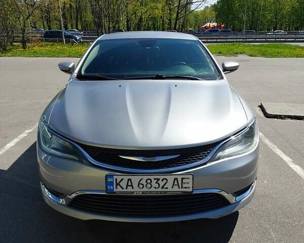 Серый Крайслер 200, объемом двигателя 2.36 л и пробегом 157 тыс. км за 9900 $, фото 1 на Automoto.ua