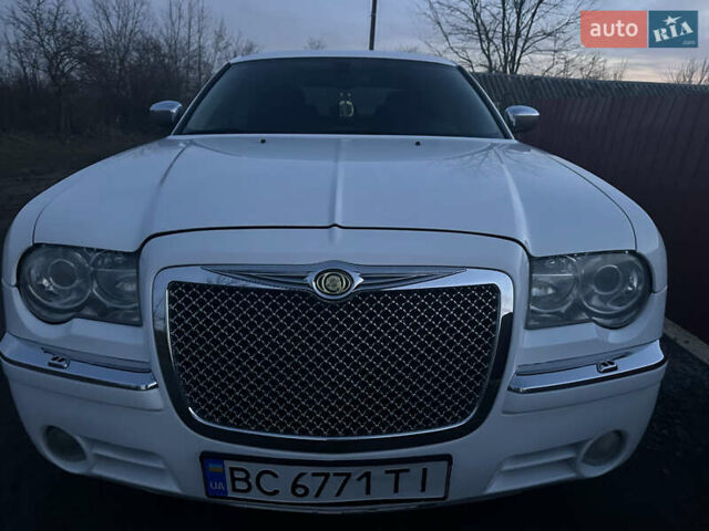 Белый Крайслер 300C, объемом двигателя 2.74 л и пробегом 200 тыс. км за 9000 $, фото 1 на Automoto.ua
