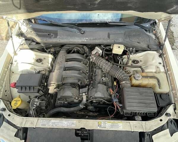 Белый Крайслер 300C, объемом двигателя 2.7 л и пробегом 90 тыс. км за 15000 $, фото 1 на Automoto.ua