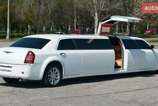 Белый Крайслер 300C, объемом двигателя 5.7 л и пробегом 175 тыс. км за 11900 $, фото 1 на Automoto.ua