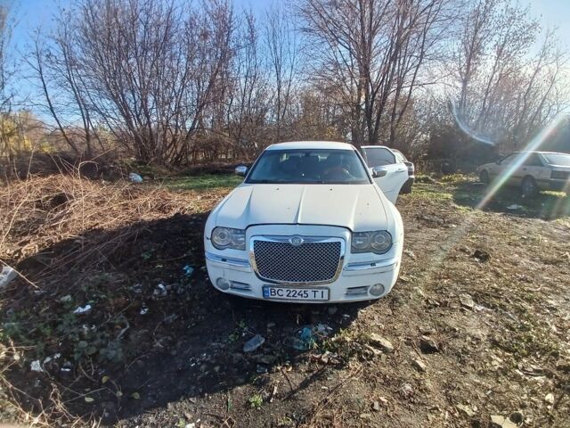 Белый Крайслер 300C, объемом двигателя 2.7 л и пробегом 198 тыс. км за 3567 $, фото 1 на Automoto.ua