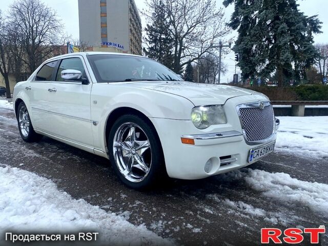 Белый Крайслер 300C, объемом двигателя 2.7 л и пробегом 250 тыс. км за 7500 $, фото 1 на Automoto.ua