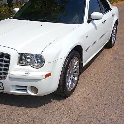 Белый Крайслер 300C, объемом двигателя 2.7 л и пробегом 120 тыс. км за 7500 $, фото 1 на Automoto.ua