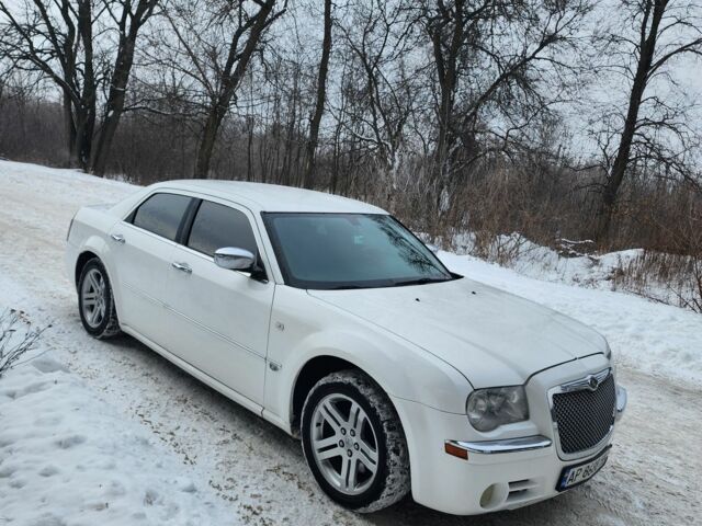 Белый Крайслер 300C, объемом двигателя 2.7 л и пробегом 225 тыс. км за 6471 $, фото 1 на Automoto.ua