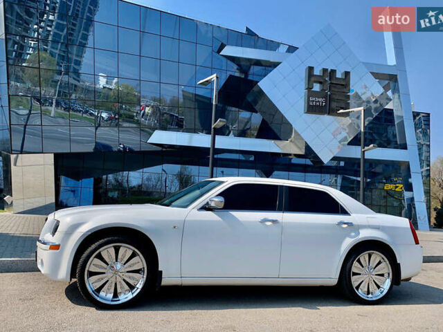 Белый Крайслер 300C, объемом двигателя 3.52 л и пробегом 245 тыс. км за 8500 $, фото 1 на Automoto.ua