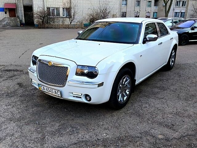 Білий Крайслер 300C, об'ємом двигуна 2.7 л та пробігом 130 тис. км за 7300 $, фото 1 на Automoto.ua