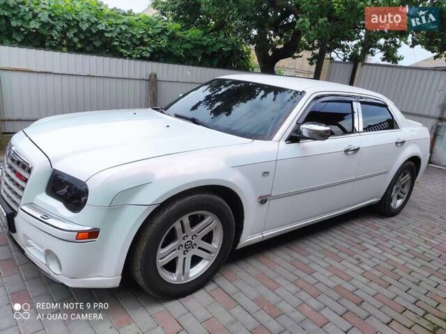 Белый Крайслер 300C, объемом двигателя 2.74 л и пробегом 200 тыс. км за 7999 $, фото 1 на Automoto.ua