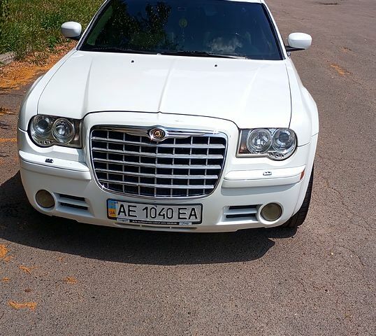 Белый Крайслер 300C, объемом двигателя 2.7 л и пробегом 120 тыс. км за 7500 $, фото 1 на Automoto.ua