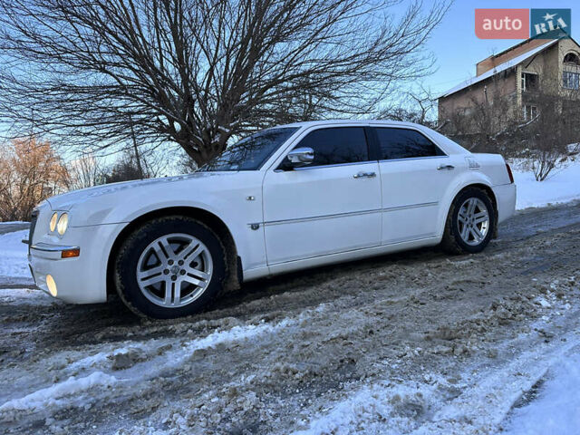 Белый Крайслер 300C, объемом двигателя 2.74 л и пробегом 228 тыс. км за 8100 $, фото 1 на Automoto.ua