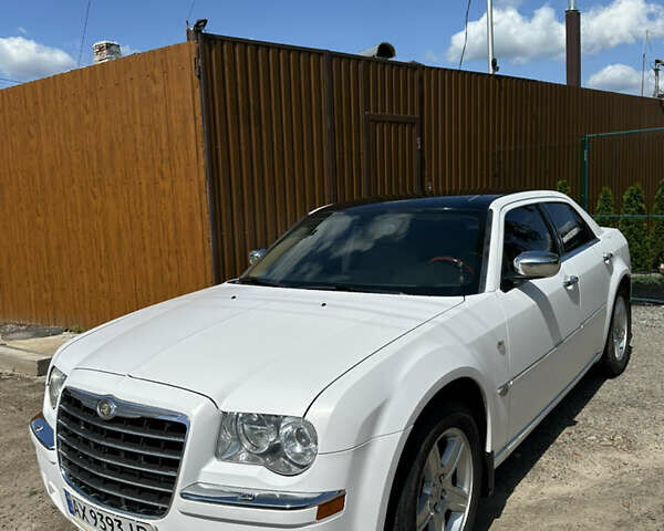 Белый Крайслер 300C, объемом двигателя 2.7 л и пробегом 122 тыс. км за 7800 $, фото 1 на Automoto.ua