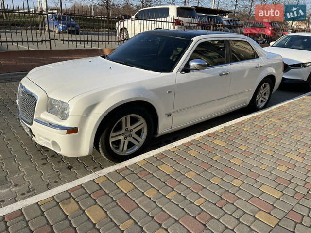 Белый Крайслер 300C, объемом двигателя 2.74 л и пробегом 99 тыс. км за 7499 $, фото 1 на Automoto.ua