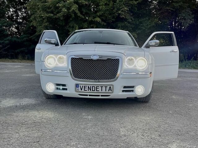 Білий Крайслер 300C, об'ємом двигуна 2.7 л та пробігом 270 тис. км за 7502 $, фото 1 на Automoto.ua