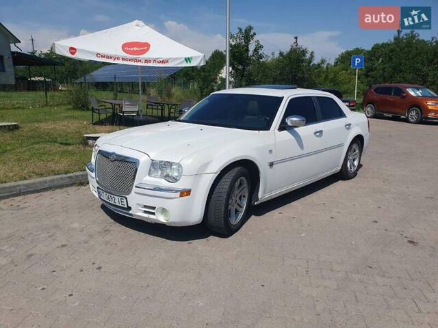 Білий Крайслер 300C, об'ємом двигуна 2.74 л та пробігом 250 тис. км за 7500 $, фото 1 на Automoto.ua