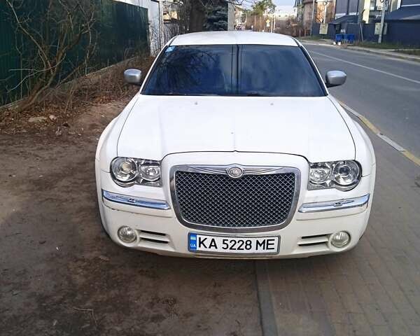 Белый Крайслер 300C, объемом двигателя 3.5 л и пробегом 289 тыс. км за 5000 $, фото 1 на Automoto.ua