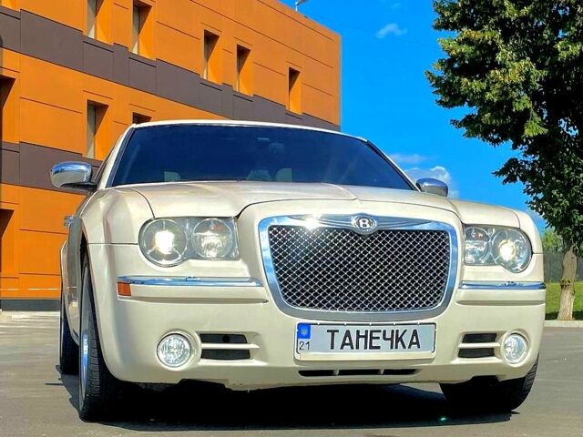 Белый Крайслер 300C, объемом двигателя 30 л и пробегом 270 тыс. км за 6500 $, фото 1 на Automoto.ua