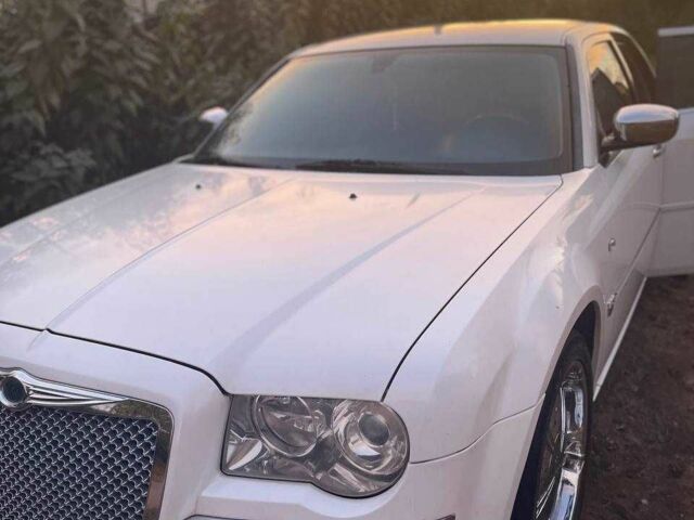 Белый Крайслер 300C, объемом двигателя 2.7 л и пробегом 180 тыс. км за 5500 $, фото 1 на Automoto.ua