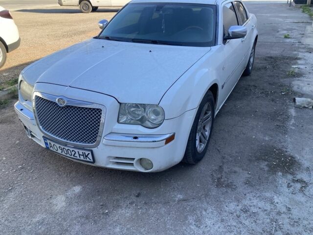 Белый Крайслер 300C, объемом двигателя 2.7 л и пробегом 210 тыс. км за 4145 $, фото 1 на Automoto.ua