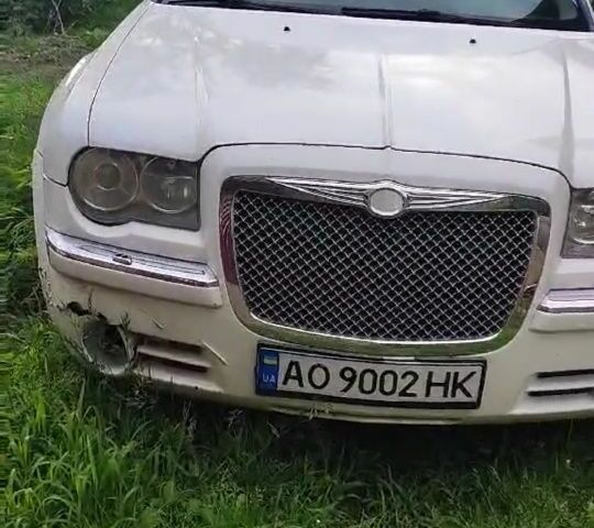 Белый Крайслер 300C, объемом двигателя 2.7 л и пробегом 177 тыс. км за 5575 $, фото 1 на Automoto.ua