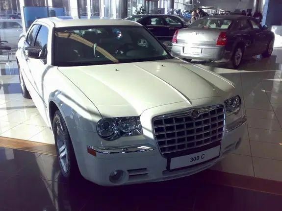 Білий Крайслер 300C, об'ємом двигуна 2.7 л та пробігом 150 тис. км за 9685 $, фото 1 на Automoto.ua