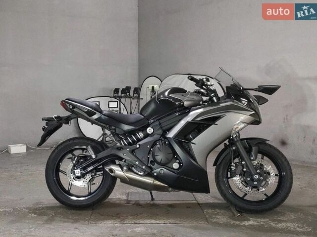 Белый Крайслер 300C, объемом двигателя 2.7 л и пробегом 210 тыс. км за 4174 $, фото 1 на Automoto.ua