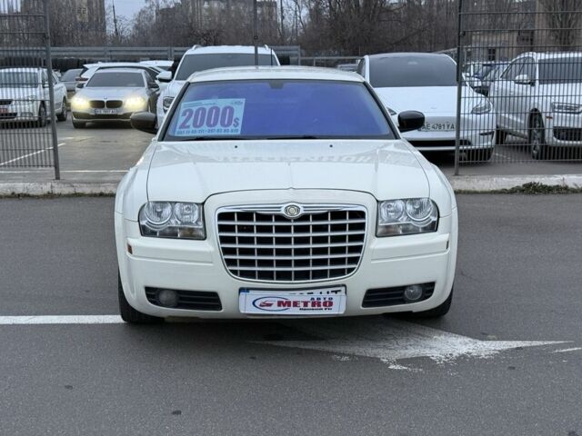 Білий Крайслер 300C, об'ємом двигуна 2.7 л та пробігом 190 тис. км за 6400 $, фото 1 на Automoto.ua