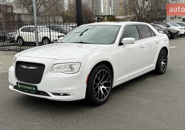 Белый Крайслер 300C, объемом двигателя 3.6 л и пробегом 165 тыс. км за 16800 $, фото 1 на Automoto.ua