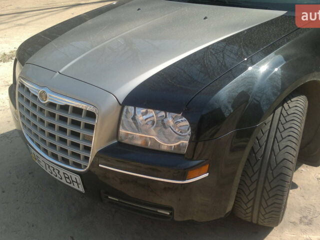 Черный Крайслер 300C, объемом двигателя 2.7 л и пробегом 120 тыс. км за 12500 $, фото 1 на Automoto.ua