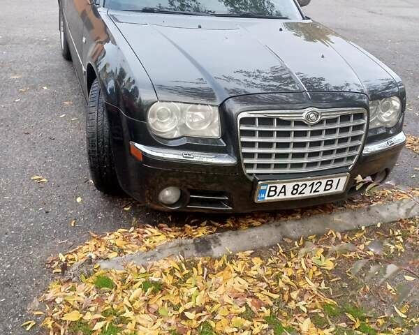 Черный Крайслер 300C, объемом двигателя 3.52 л и пробегом 250 тыс. км за 10000 $, фото 1 на Automoto.ua
