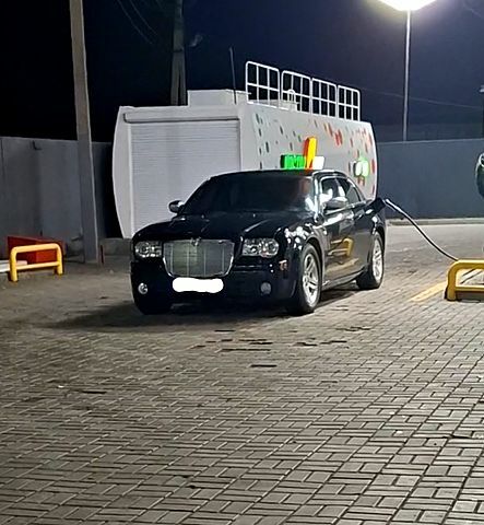 Черный Крайслер 300C, объемом двигателя 2.7 л и пробегом 300 тыс. км за 8000 $, фото 1 на Automoto.ua