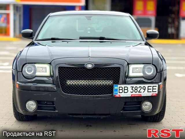 Черный Крайслер 300C, объемом двигателя 57 л и пробегом 300 тыс. км за 8300 $, фото 1 на Automoto.ua