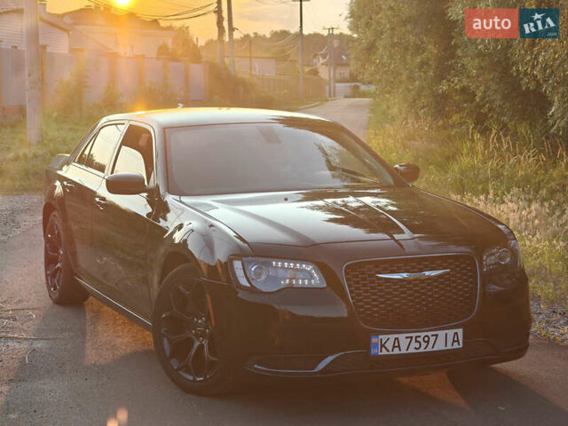 Черный Крайслер 300C, объемом двигателя 3.6 л и пробегом 65 тыс. км за 17000 $, фото 1 на Automoto.ua