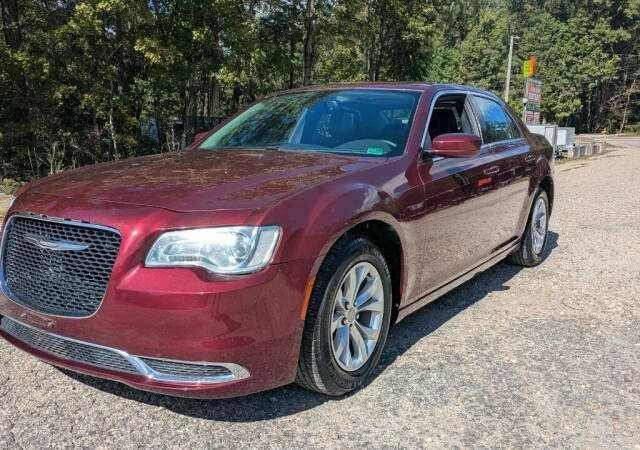Красный Крайслер 300C, объемом двигателя 3.6 л и пробегом 56 тыс. км за 2000 $, фото 1 на Automoto.ua