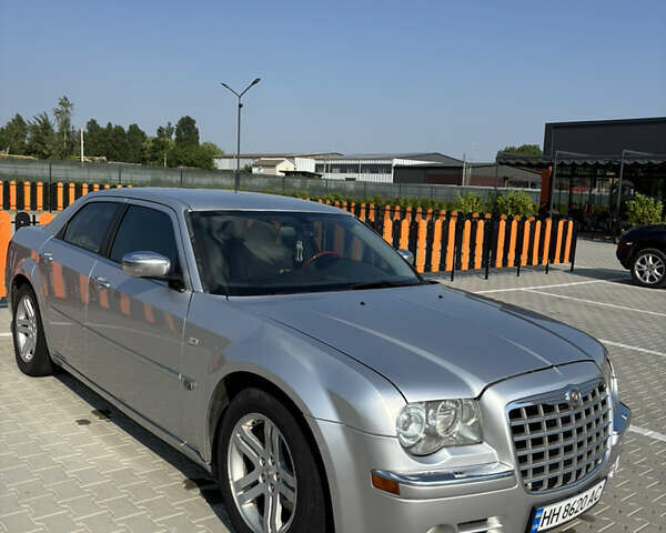 Серый Крайслер 300C, объемом двигателя 2.74 л и пробегом 300 тыс. км за 6850 $, фото 1 на Automoto.ua