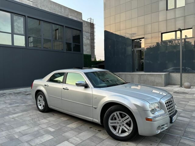 Серый Крайслер 300C, объемом двигателя 2.7 л и пробегом 267 тыс. км за 6400 $, фото 1 на Automoto.ua