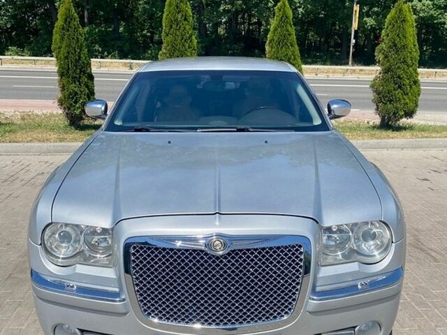 Серый Крайслер 300C, объемом двигателя 2.74 л и пробегом 430 тыс. км за 7000 $, фото 1 на Automoto.ua