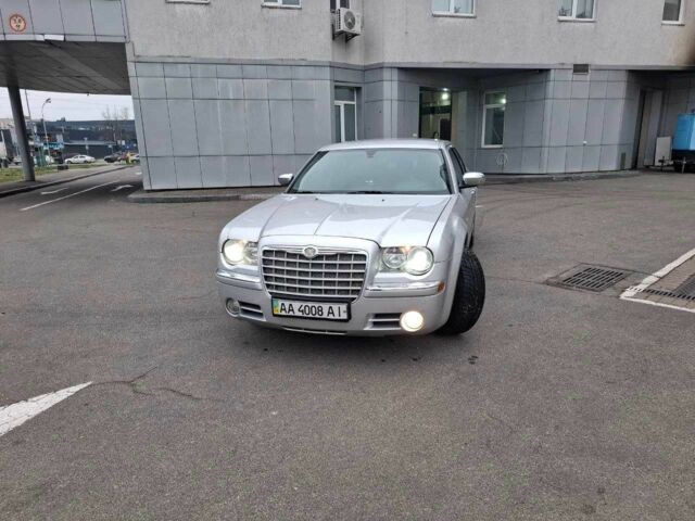 Серый Крайслер 300C, объемом двигателя 2.7 л и пробегом 219 тыс. км за 6500 $, фото 1 на Automoto.ua