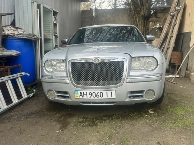 Серый Крайслер 300C, объемом двигателя 3.5 л и пробегом 200 тыс. км за 4000 $, фото 1 на Automoto.ua