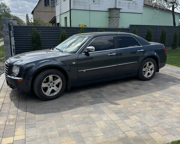 Серый Крайслер 300C, объемом двигателя 2.74 л и пробегом 312 тыс. км за 8700 $, фото 1 на Automoto.ua