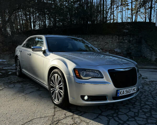 Серый Крайслер 300C, объемом двигателя 5.7 л и пробегом 157 тыс. км за 15000 $, фото 1 на Automoto.ua