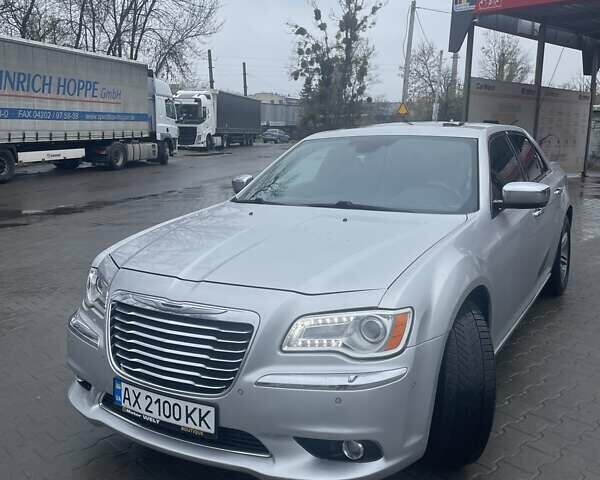 Серый Крайслер 300C, объемом двигателя 3 л и пробегом 215 тыс. км за 11000 $, фото 1 на Automoto.ua